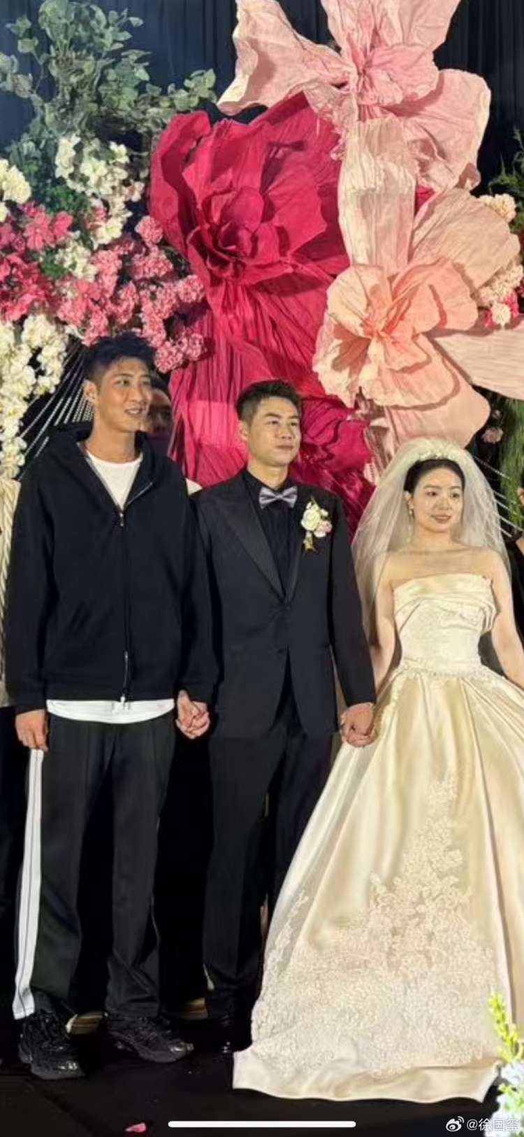 哥倆好！楊帆舉行婚禮，合影時不忘牽起前隊友邱添一的手